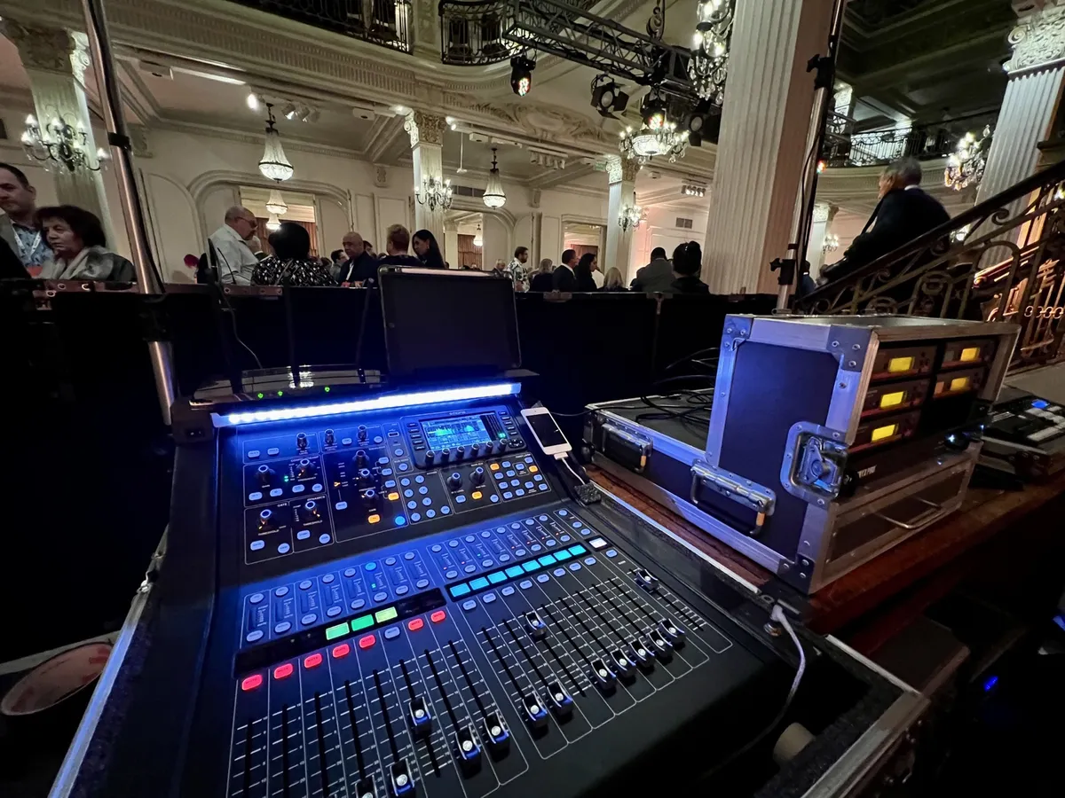 Equipo técnico de BLS Servicios Audiovisuales trabajando en el montaje de equipamiento audiovisual para un evento corporativo en Buenos Aires